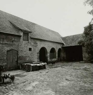 Proschim. Bauernhof, Hauptstraße 2 : Welzow-Proschim, Hauptstraße 2. Gehöft (1. Hälfte 19. Jahrhundert). Hofansicht mit Stallgebäude und Schuppen