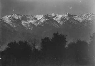 Gebirgszug : Panorama eines schneebedeckten Gebirgszugs im Tian Shan Hochgebirge