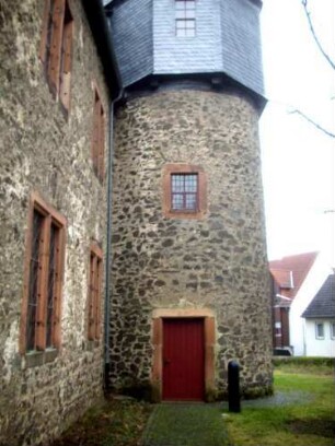 Langhaus (Neu erbaut Jahr 1598 im Renaissance-Stil)-Traufseite Süd mit achteckigem Treppenturm (zu Emporen im Langhaus) von Westen-290112