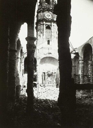 Dresden-Neustadt. Ruine der Dreikönigskirche. Inneres über den Altar zum Turm