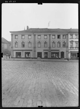 Großenhain, Karl-Marx-Platz (Hauptmarkt) 5. Wohnhaus mit Läden. Straßenfront