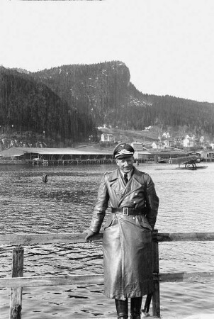 Portrait von Ernst Ackermann : Portrait von Ernst Ackermann (1906 - 2003) am See.