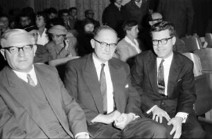 Freiburg: Amerikahaus, Prof. Heuer; Dr. Hennecke; Mc Intosh, sitzend, mehr von vorn