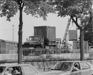 Verladung von Militärtechnik und Containern der 1. Gardepanzerarmee im Güterbahnhof Dresden-Neustadt. Containerumschlag von Lastkraftwagen auf Güterwagen mit Autodrehkran : Dresden-Neustadt. Verladung von Militärtechnik und Containern der 1. Gardepanzerarmee im Güterbahnhof Dresden-Neustadt. Containerumschlag von Lastkraftwagen auf Güterwagen mit Autodrehkran