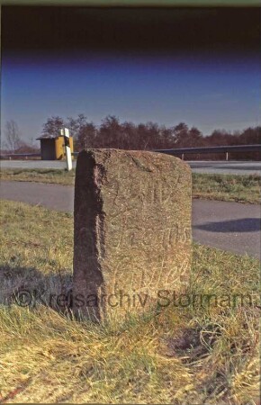 Floggensee: Grenzstein [Nr. 12] zwischen Amt Tremsbüttel und Amt Trittau: auf Schmalseite Hufeisen-Symbol: an Bundesstraße B 75