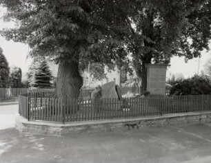 Denkmalsanlage für die Gefallenen des 1. und 2. Weltkrieges : Denkmalsanlage für die Gefallenen des 1. und 2. Weltkrieges (nach 1918 und nach 1945). Dresden-Schönborn, Seifersdorfer Straße