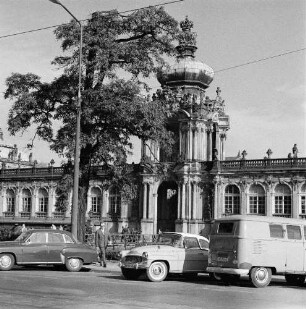 Dresden-Altstadt. Zwinger (1709-1728; M. D. Pöppelmann, B. Permoser). Langgalerie mit Kronentor (1714-1715)
