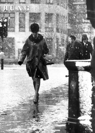Hamburg. Passanten im Schneeregen auf einer Geschäftsstraße