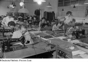 Industrienäherinnen an Naumann-Nähmaschinen in der Deutschen Handelszentrale Leder