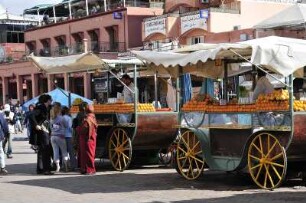 Orangensaft Wagen : Diese Wagen stehen auf dem zentralen Platz Djemaa el-Fna in Marrakesch. Aus Orangen wird dort Saft gepresst, aufgenommen am 02.11.2008
