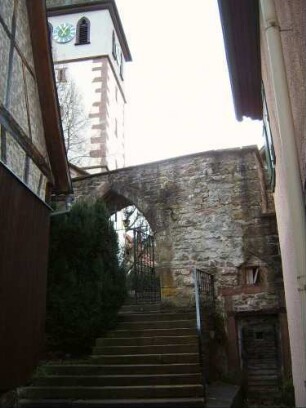 Ansicht von Norden im Nordnordwesten mit Kirchturm über Kirchhofmauer und neuem Zugang-im 18 Jh Wehrgang mit Steinbrüstung abgetragen sowie umgebender Graben verfüllt