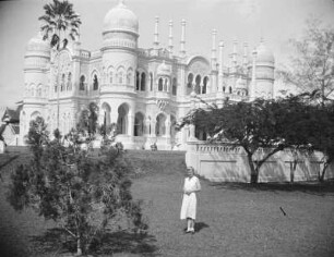 Palast bei Klang : Ansicht mit Frau des Fotografen