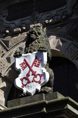 Leiden - Löwe mit Stadtschlüssel : Ein steinerner Löwe zeigt am historischen Stadthaus die Stadtschlüssel, aufgenommen in Leiden am 6. April 2010