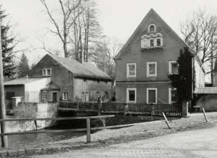 Medingen, Ehemalige Schneidemühle : Medingen (Kreis Kamenz), Ehemalige Schneidemühle, Dorfstraße 1/5, Wohnhaus, 1860, Straßenansicht (Giebelseite) mit Brücke über Mühlgraben