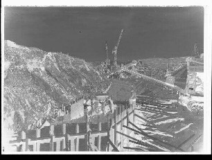 Durchstich Eltmann. Betonieren der landseitigen Oberkanalleitmauer, im Hintergrund die Schleusenkammer.