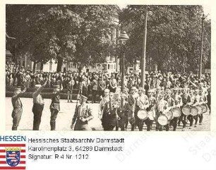 Darmstadt, 1933 April 20 (?) / SA-Umzug mit SS auf dem Weg vom Mollertheater zum Hessischen Landesmuseum / Gruppenaufnahme