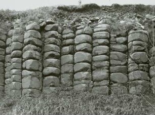 Kugelbasalt (Basaltsäulen, durch Schrumpfung quergegliedert und kugelig verwitternd) am Hutberg bei Ostritz