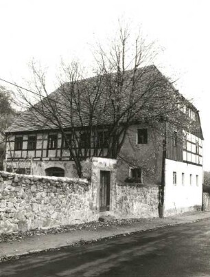 Cossebaude, Talstraße 60. Weingut (1757). Wohnhaus. Straßenansicht mit Syenitbruchsteinmauer und Pforte