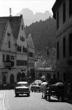 Füssen: Gasse mit Bergspitzen