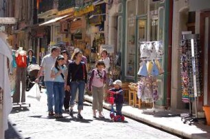 Cote d`Azur - Einkaufsstraße in Antibes : Einkaufsstrasse im Zentrum der Altstadt von Antibes, aufgenommen 2006