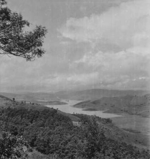 Bunyonyi-See : Blick von einem Hügel auf das südöstliche Ende des Bunyonyi-See