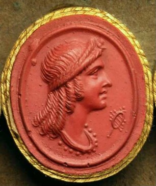 Profilbildnis der Isis mit Lotusblume und Sistrum (Daktyliothek, Das Alterthum nach Lippert und Visconti)