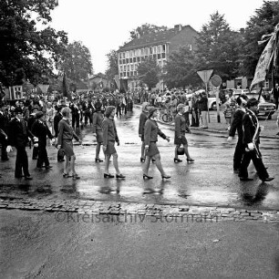 Volks- und Schützenfest: Festumzug: Am Markt: Schützenvereine marschieren, mit Fahnen: an Straßenrändern Zuschauer: im Hintergrund Kreissparkasse, 5. August 1973
