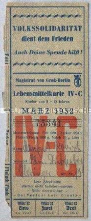 Fragment einer Lebensmittelkarte des Magistrats von Groß-Berlin aus dem Jahr 1952 mit Werbung für die Volkssolidarität