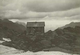 Österreich. Stubaier Alpen. Bremer Hütte (1897 Eröffnung) mit Kirchdachspitze
