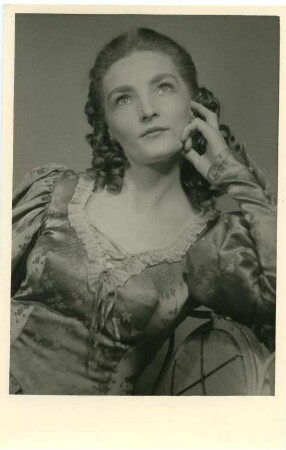 Schauspielerin Traute Richter im Rollenkostüm : Porträt der Schauspielerin Traute Richter im Rollenkostüm. Fotografie (Postkarte). Dresden, um 1955