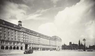 Dresden-Altstadt, Altmarkt. Westseite mit Wohn- und Geschäftshäusern und Warenhaus "Howa" (1955-1956; A. Künzer, R. Erler). Blick nach Nordwest gegen die Schloßruine
