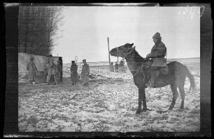 bei Illawcze (=Ilavche, Ukraine) an der Verkehrsstelle: Aufgesessener russischer Reiter ("russischer Artillerist zu Pferd")