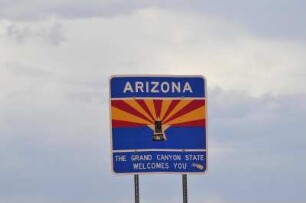 Willkommenschild des Bundesstaates Arizona : Dieses Willkommenschild des Bundesstaates Arizona steht am Highway US 163, aufgenommen am 12. August 2012
