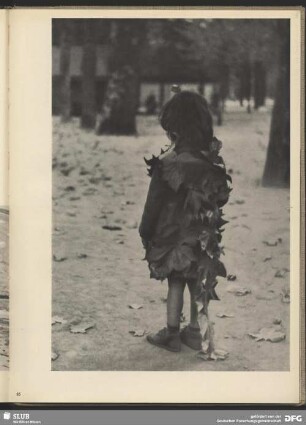 Petite fille aux feuilles