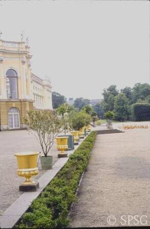 Berlin, Schlossgarten Charlottenburg, Neuaufstellung vergoldeter Vasen auf der Gartenseite.