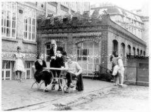 Paar auf einer Terrasse eines Cafés (Altersgruppe 18-21)