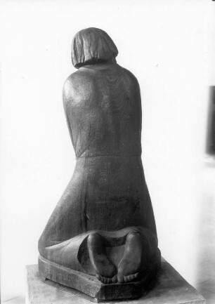 Der Zweifler. Teakholz, geschnitzt; H. 108 cm (1937; E. Barlach). Güstrow: Atelierhaus am Inselsee