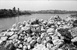 Istein: Steinhaufen am Rhein bei Istein