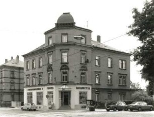Dresden-Cotta, Warthaer Straße 13/Ecke Roquettestraße. Wohnhaus mit Laden (um 1900)