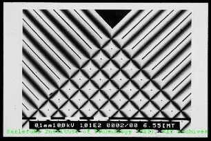 Rasterelektronenmikroskop (REM)-Aufnahme von Mikropyramiden im Institut für Mikrostrukturtechnik (IMT)