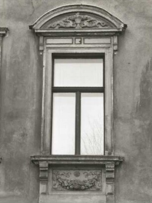 Dresden-Neustadt, Bischofsweg 76 / Ecke Kamenzer Straße. Wohnhaus mit Läden (um 1880). Fenster (1. Obergeschoß)