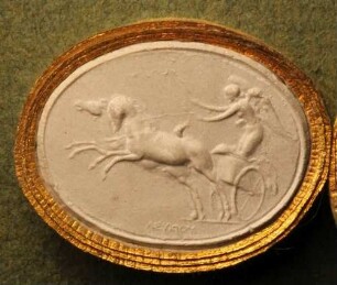 Victoria lenkt ihren zweispännigen Wagen (Daktyliothek, Erstes Mythologisches Tausend)