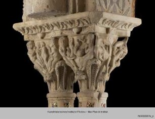 Kapitell mit Figuren und Tieren - S16Sh65