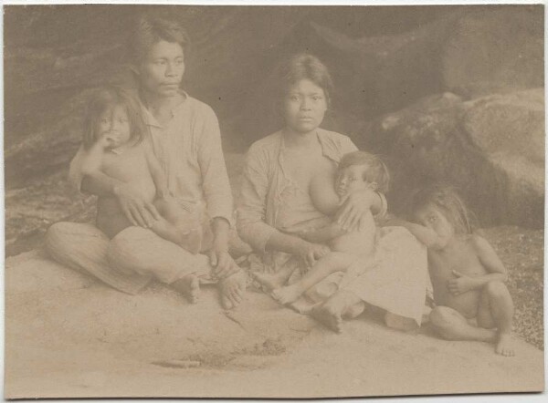 Guaraní Indians with children from the Rio Itariri