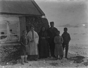 Udligger Kleemann mit Familie : Portrait des Verwalters einer Handelsstelle (Udligger) und deutschen Unteroffiziers Kleemann mit seiner grönländischen Frau und seinen Kindern vor einem Haus.
