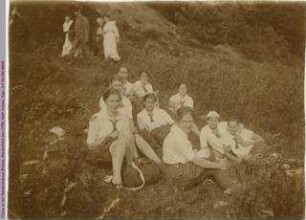 Pause an der Guntershäuser Brücke, Wanderfahrt des CFRV, 1918, u. a. mit Lotte Cloos