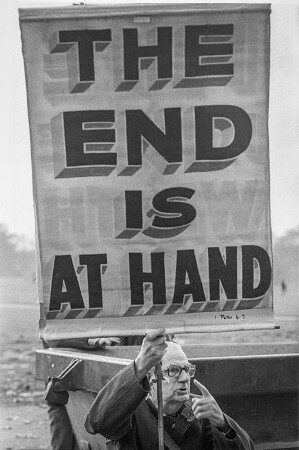 London, Hyde Park, Speakers Corner. Prediger mit religiösem Banner, Bibelspruch. Das Ende ist nah. The End is at Hand