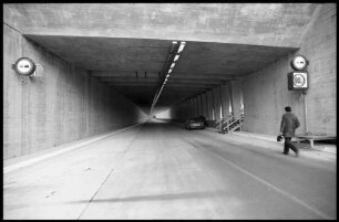 Tunneleinfahrt [des Arlberg-Straßentunnels]