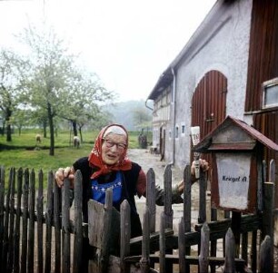 Frau Kriegel am Zaun
