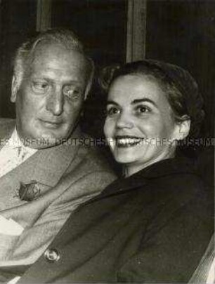Hans Albers und Annemarie Düringer nach einer Filmvorstellung